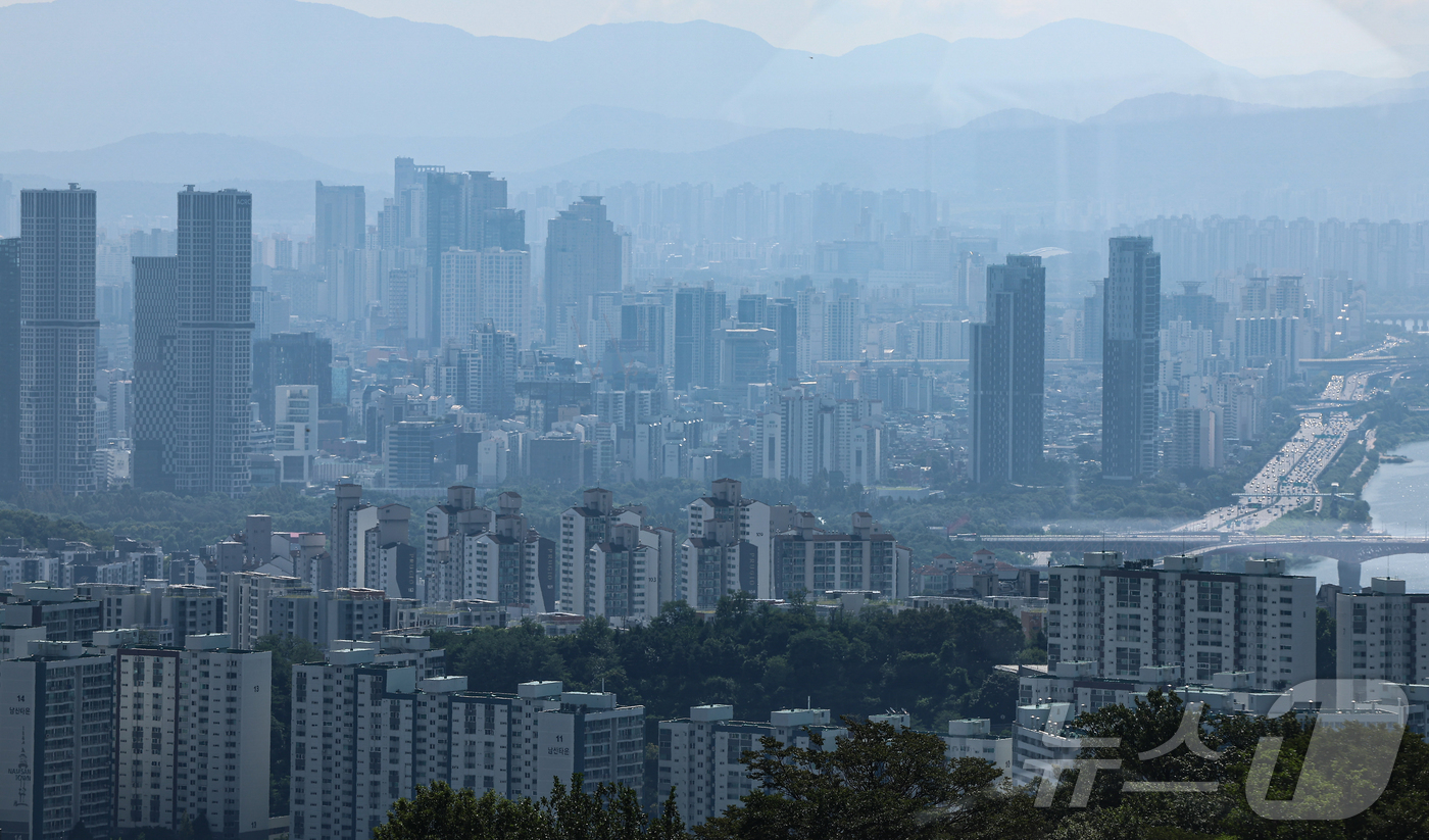 (서울=뉴스1) 김도우 기자 = 수도권 주택담보대출을 6억원 한도로 제한하는 6·27 대책이 발표된 이후 6주 만에 서울 아파트값이 상승세를 보이고 있다.사진은 10일 서울 중구 …