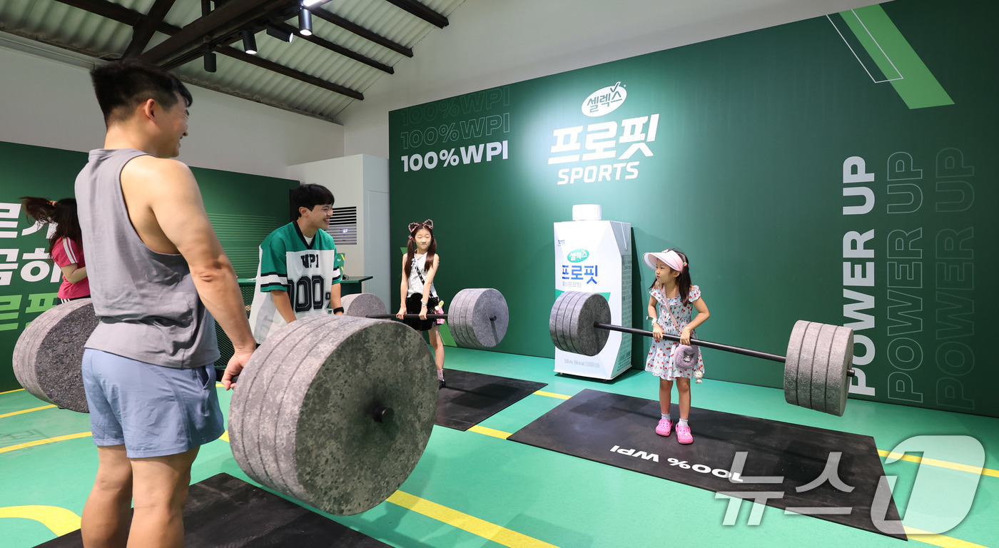 (서울=뉴스1) 박지혜 기자 = 10일 서울 성수동 연무장길에서 열린 ‘셀렉스 프로핏 챌린지’ 고객 체험 중심의 팝업 짐(Gym)을 찾은 시민들이 미션에 참여하고 있다.이번 행사는 …