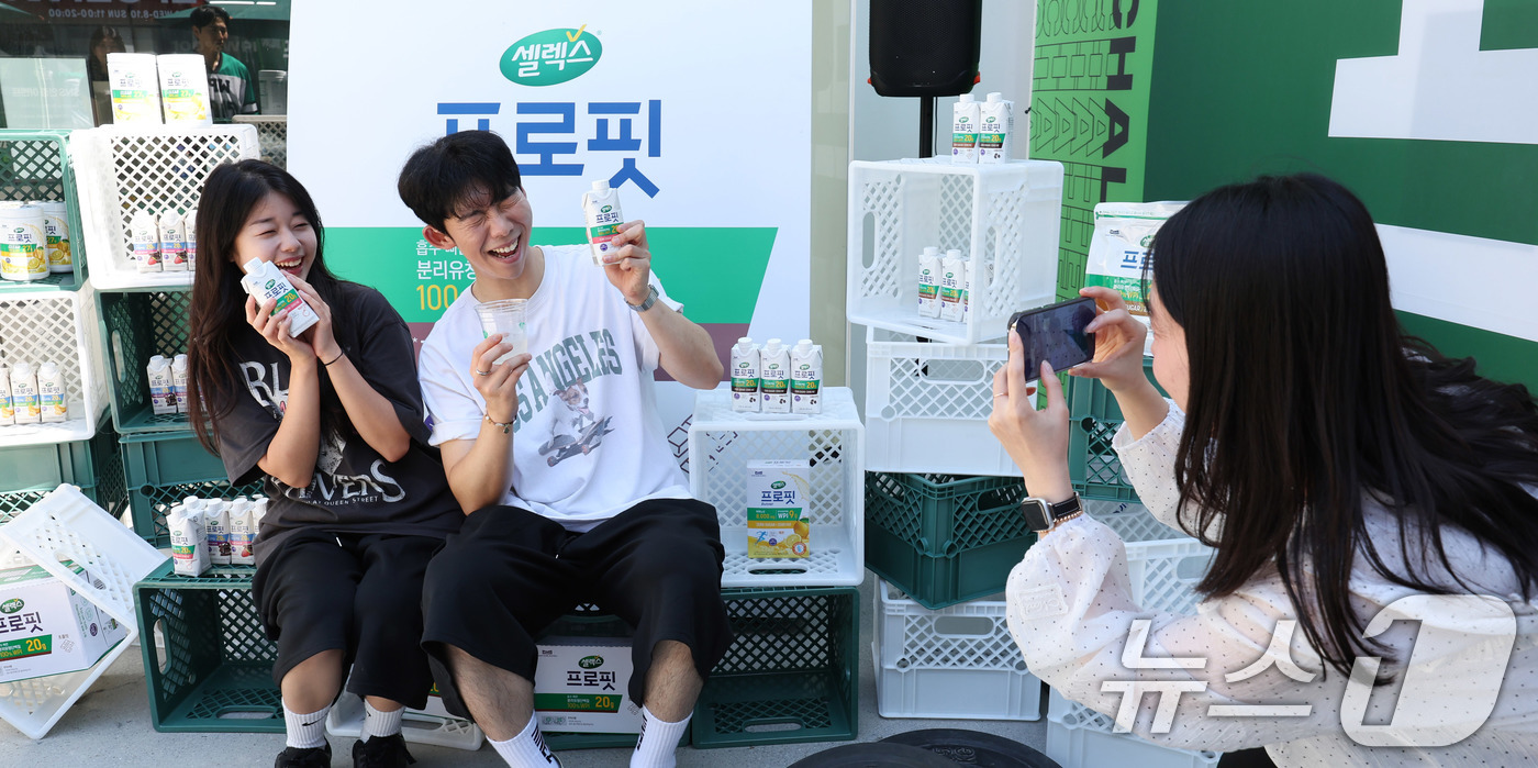 (서울=뉴스1) 박지혜 기자 = 10일 서울 성수동 연무장길에서 매일유업 자회사 매일헬스뉴트리션의 스포츠 뉴트리션 브랜드 셀렉스가 마련한 ‘셀렉스 프로핏 챌린지’ 고객 체험형 팝업 …