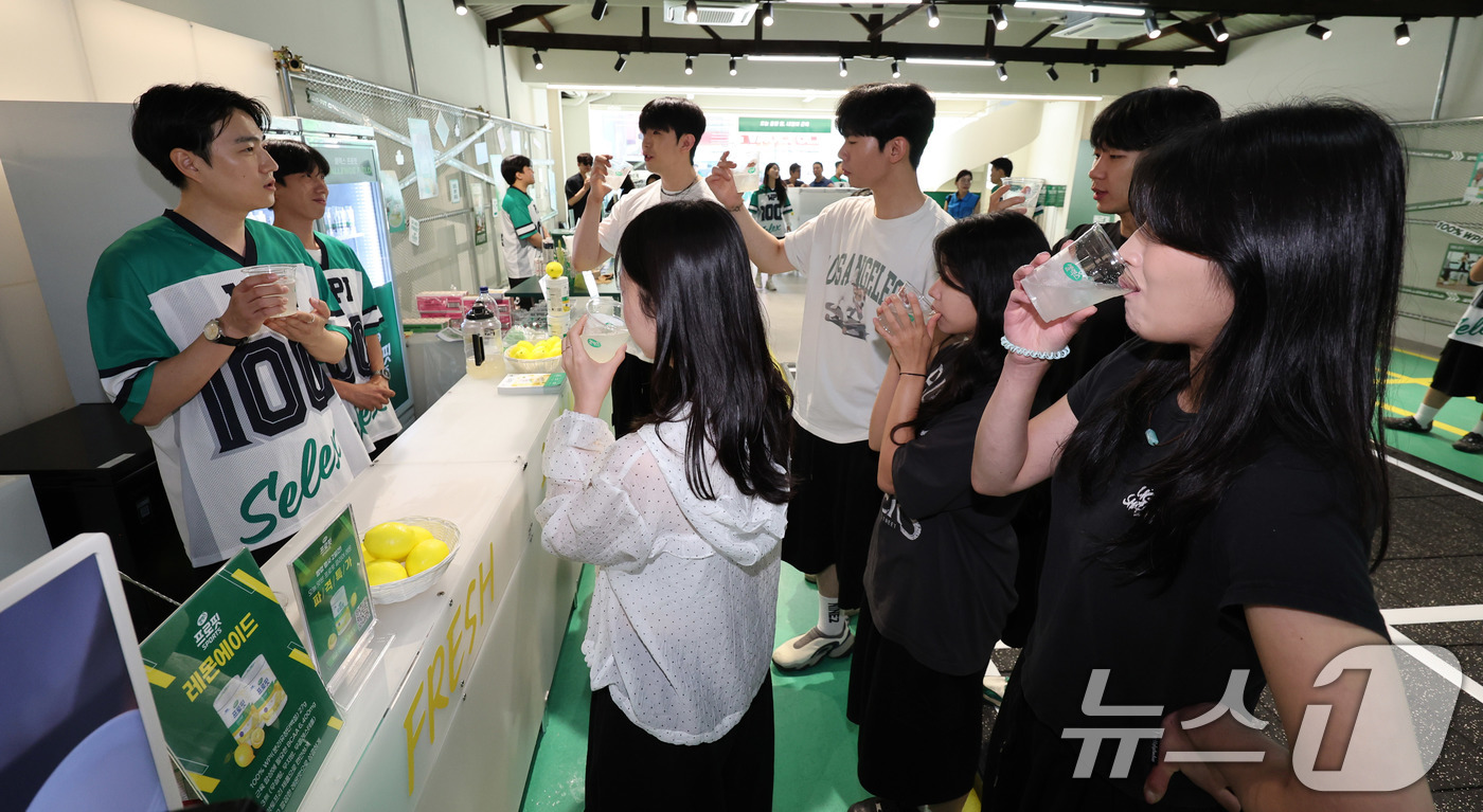 (서울=뉴스1) 박지혜 기자 = 10일 서울 성수동 연무장길에서 매일유업 자회사 매일헬스뉴트리션의 스포츠 뉴트리션 브랜드 셀렉스가 마련한 ‘셀렉스 프로핏 챌린지’ 고객 체험형 팝업 …