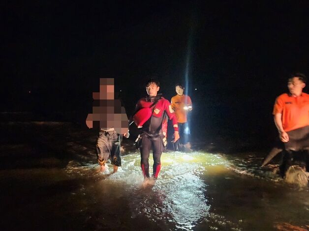 충남 서천 춘장대서 음주상태로 바다에 빠진 40대 남성 구조