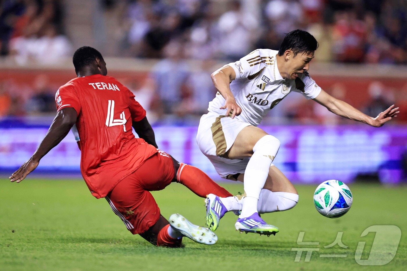 본문 이미지 - 빠른 스피드로 돌파하는 손흥민(오른쪽) ⓒ AFP=뉴스1