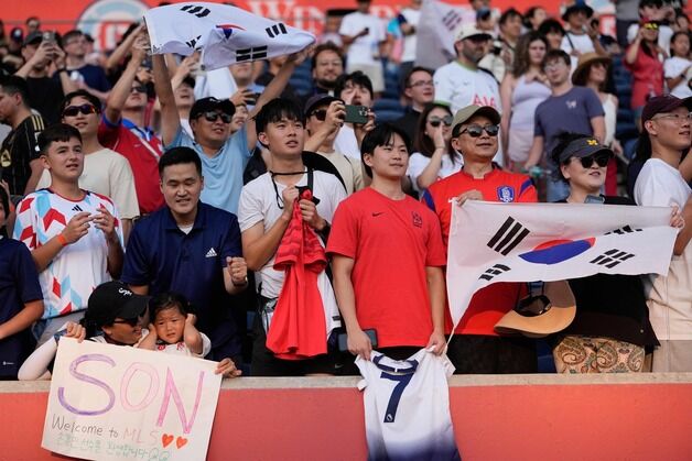 LA의 원정 경기에도 '태극기 펄럭'…벌써 시작된 손흥민 효과
