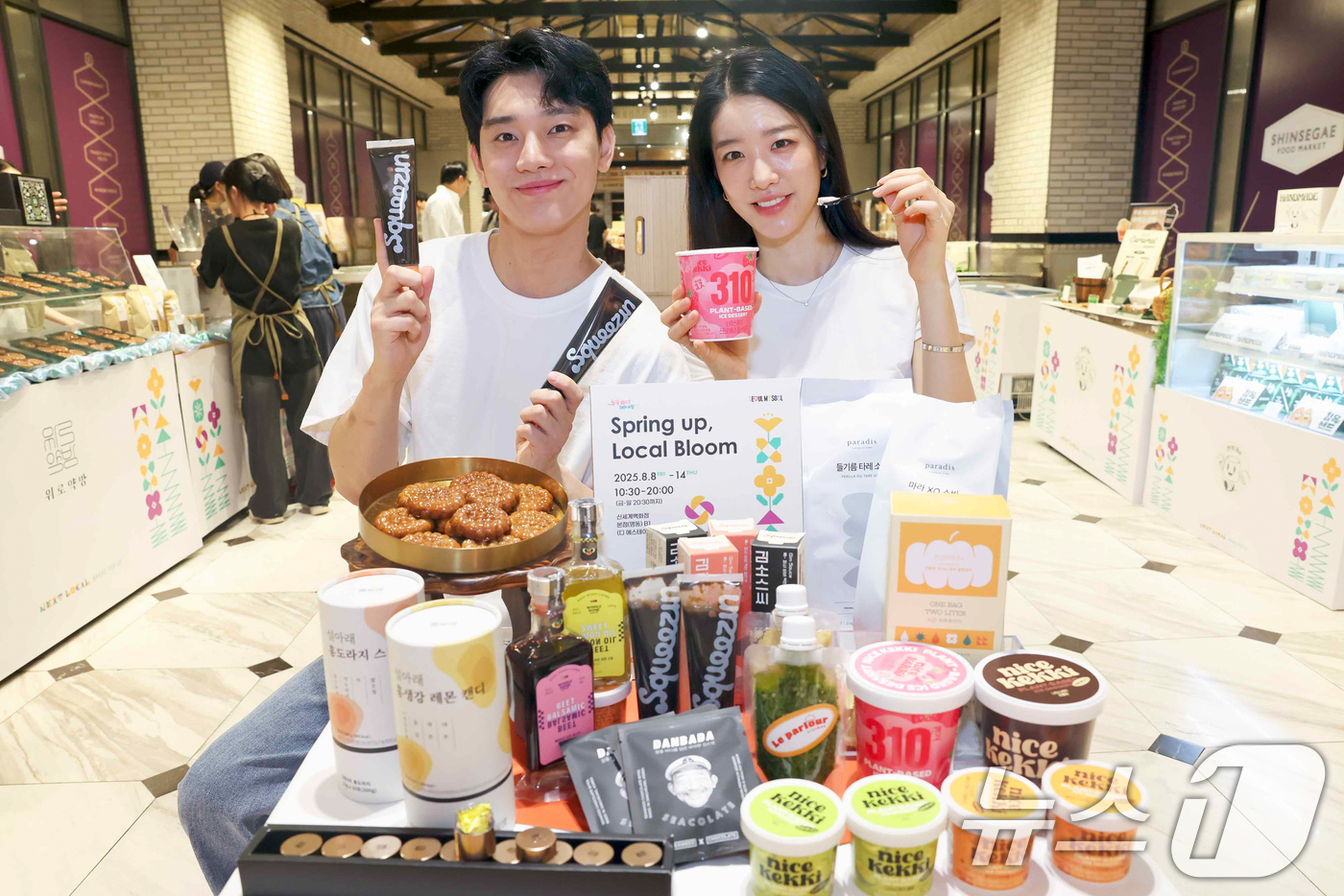 (서울=뉴스1) 허경 기자 = 신세계백화점이 서울시와 협업해 넥스트로컬 팝업 스토어를 개최한다고 10일 밝혔다.본점 지하 1층 식품 중앙행사장에서 이달 8일부터 14일까지 진행하는 …