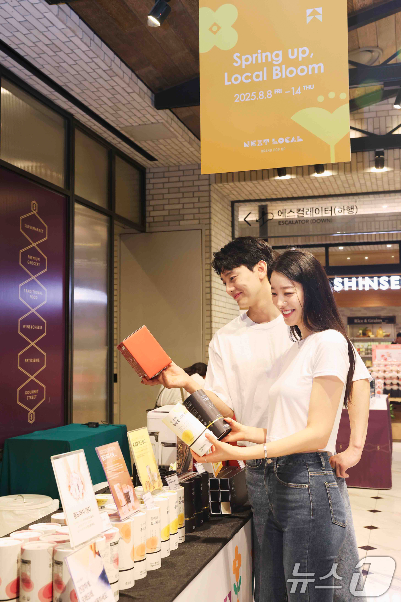 (서울=뉴스1) 허경 기자 = 신세계백화점이 서울시와 협업해 넥스트로컬 팝업 스토어를 개최한다고 10일 밝혔다.본점 지하 1층 식품 중앙행사장에서 이달 8일부터 14일까지 진행하는 …