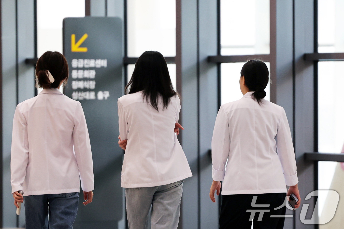 (서울=뉴스1) 황기선 기자 = 현장 복귀를 희망하는 사직 전공의 등을 대상으로 한 하반기 전공의 모집이 오는 11일부터 29일까지 전국 수련병원별로 진행된다.사진은 10일 서울 …