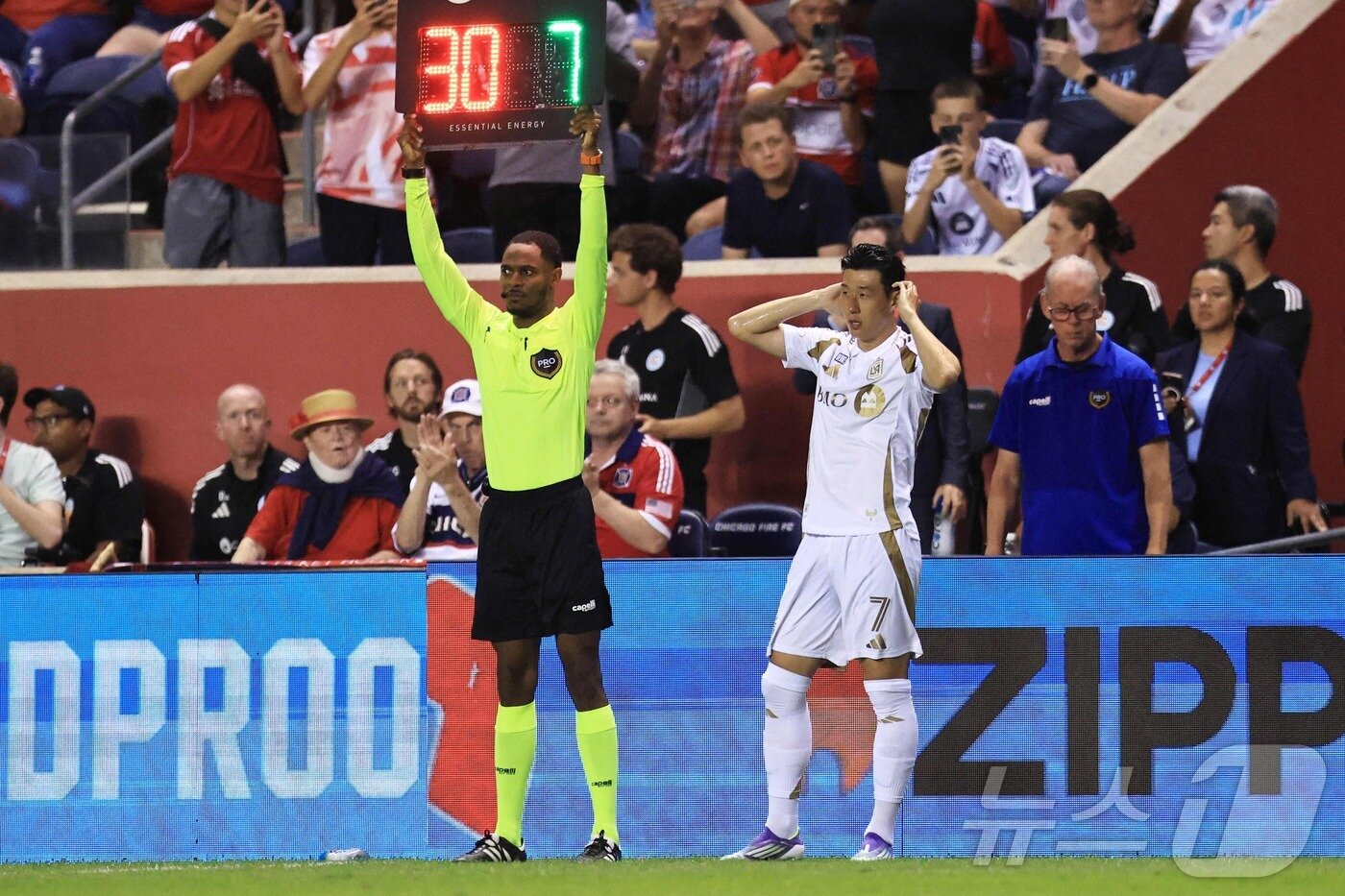 본문 이미지 - 교체투입되는 손흥민 ⓒ AFP=뉴스1