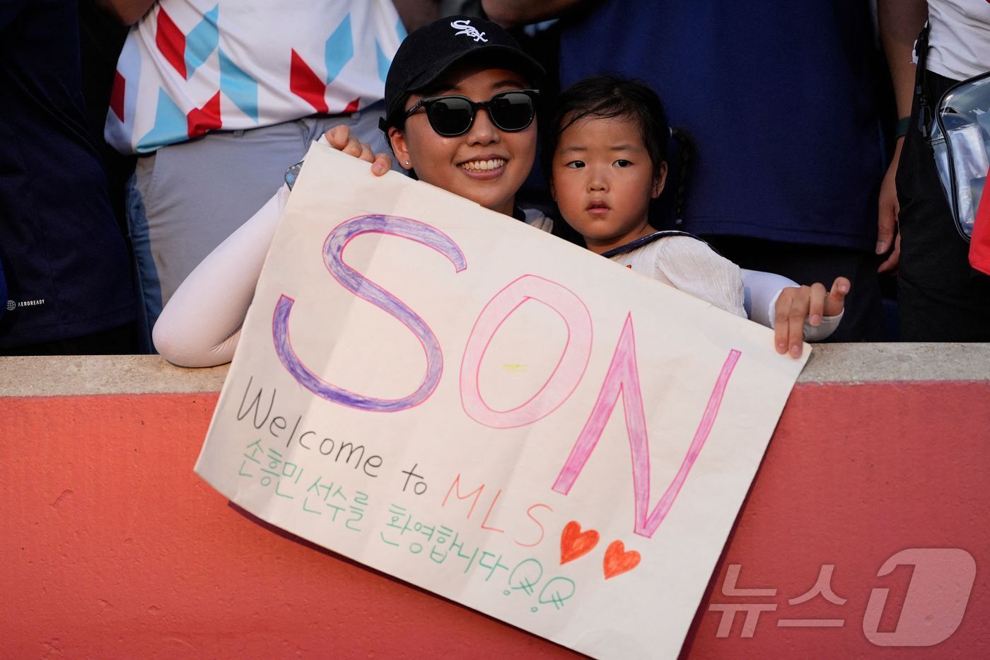 본문 이미지 - &#34;손흥민을 환영합니다&#34;라는 문구를 들고 있는 팬들 ⓒ AFP=뉴스1