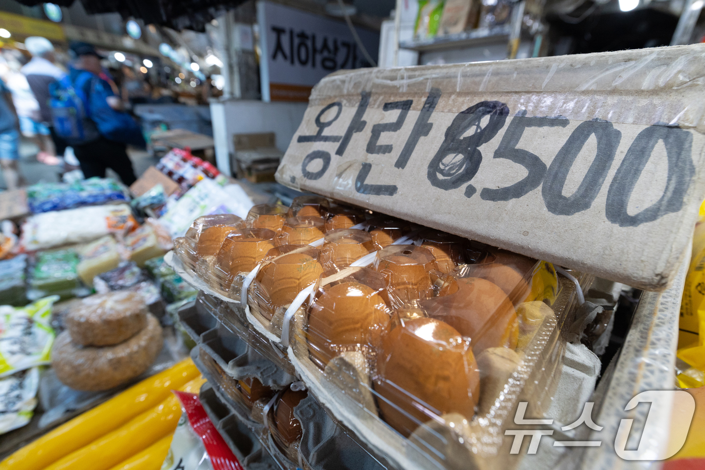 (서울=뉴스1) 이승배 기자 = 올 여름 폭우·폭염 등 여파로 농축산물 가격의 상승세가 이어지고 있다. 참외·수박 등 대표적 여름 과일값 고공행진이 지속되는 가운데 닭고기와 계란 …