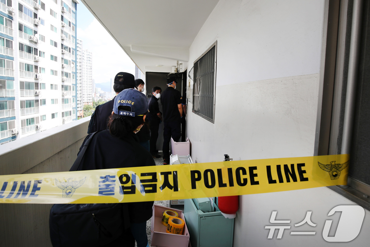 (대구=뉴스1) 공정식 기자 = 10일 오전 3시 35분쯤 대구 동구의 한 아파트에서 방화로 추정되는 불이 나 일가족 3명이 숨졌다. 이날 오후 경찰이 아파트 주변을 통제한 뒤 현 …