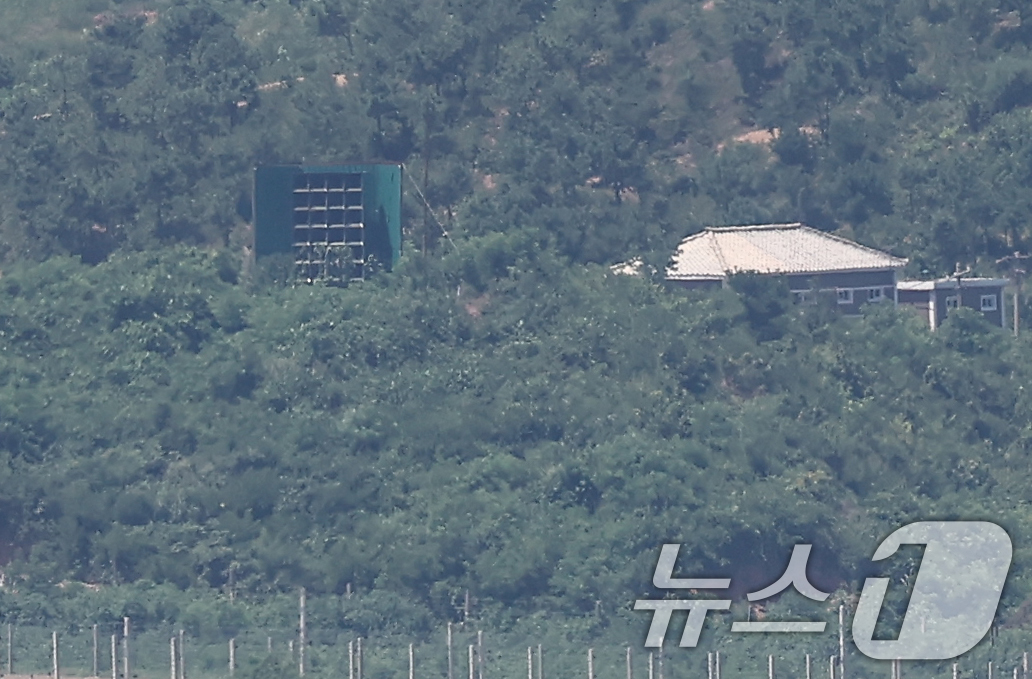 (서울=뉴스1) 김민지 기자 = 북한이 전방 일부 지역에서 대남 확성기 철거를 시작한 가운데 10일 경기도 파주시 접경 지역에서 바라본 북한 임진강변 초소에 아직 철거되지 않은 대 …