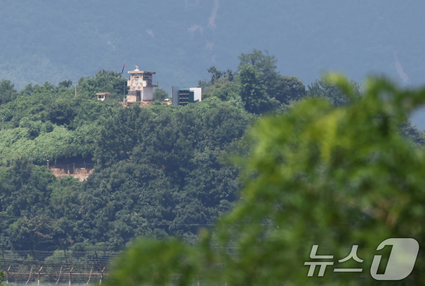 (서울=뉴스1) 김민지 기자 = 북한이 전방 일부 지역에서 대남 확성기 철거를 시작한 가운데 10일 경기도 파주시 접경 지역에서 바라본 북한 임진강변 초소에 아직 철거되지 않은 대 …