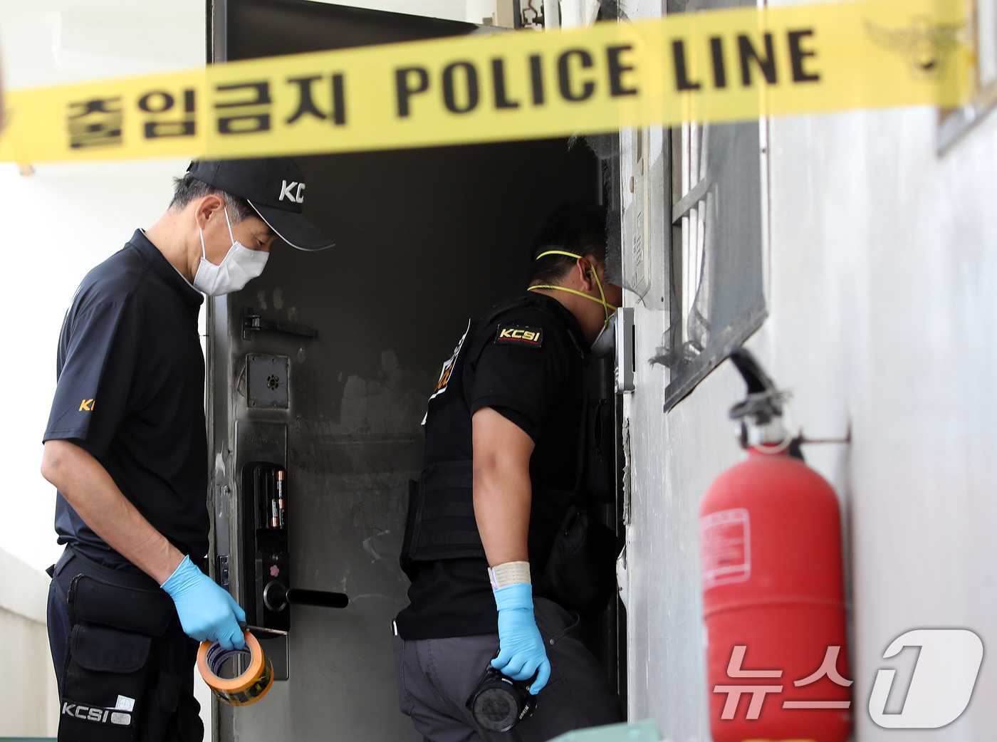 (대구=뉴스1) 공정식 기자 = 10일 오전 3시 35분쯤 대구 동구의 한 아파트에서 방화로 추정되는 불이 나 일가족 3명이 숨졌다. 이날 오후 경찰이 아파트 주변을 통제한 뒤 현 …