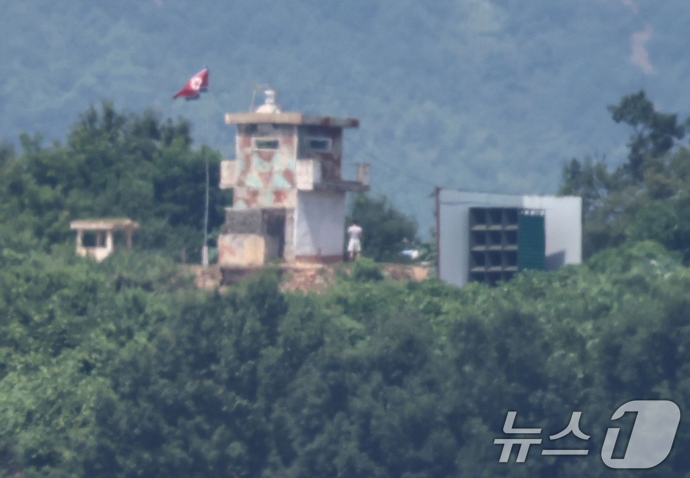 (서울=뉴스1) 김민지 기자 = 북한이 전방 일부 지역에서 대남 확성기 철거를 시작한 가운데 10일 경기도 파주시 접경 지역에서 바라본 북한 임진강변 초소에 아직 철거되지 않은 대 …