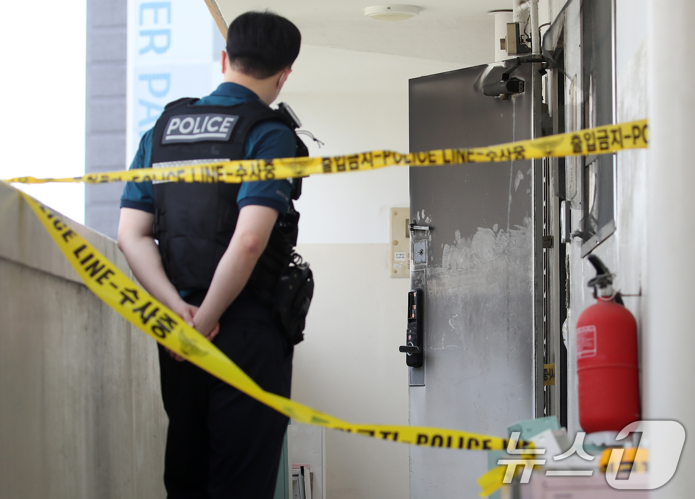 (대구=뉴스1) 공정식 기자 = 10일 오전 3시 35분쯤 대구 동구의 한 아파트에서 방화로 추정되는 불이 나 일가족 3명이 숨졌다. 이날 오후 경찰이 현장감식 중인 아파트 주변을 …