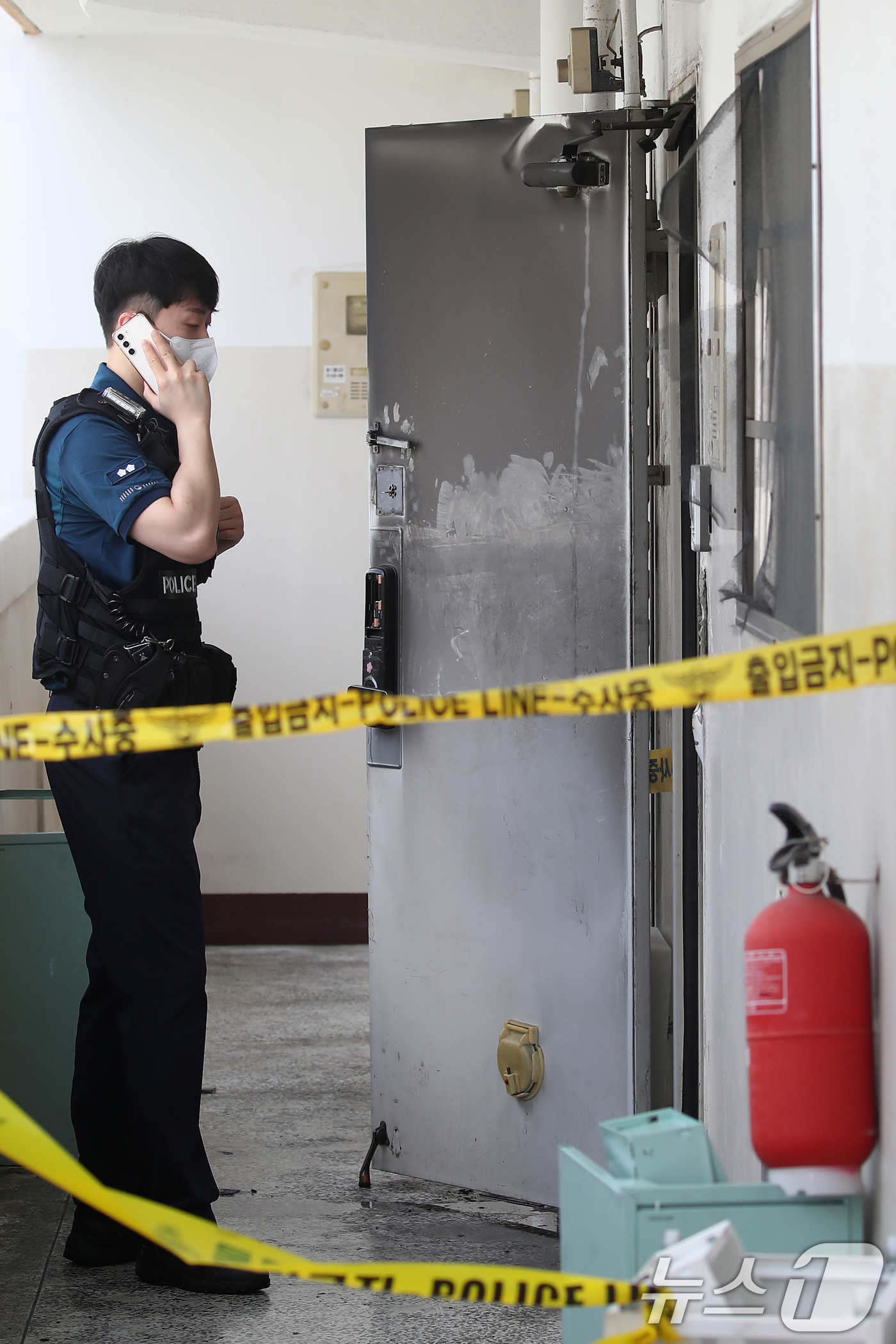 (대구=뉴스1) 공정식 기자 = 10일 오전 3시 35분쯤 대구 동구의 한 아파트에서 방화로 추정되는 불이 나 일가족 3명이 숨졌다. 이날 오후 경찰이 현장감식 중인 아파트 주변을 …