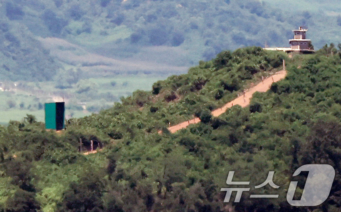 (서울=뉴스1) 김민지 기자 = 북한이 전방 일부 지역에서 대남 확성기 철거를 시작한 가운데 10일 경기도 파주시 접경지역에서 바라본 북한 임진강변 초소에 대남 확성기가 놓여 있다 …