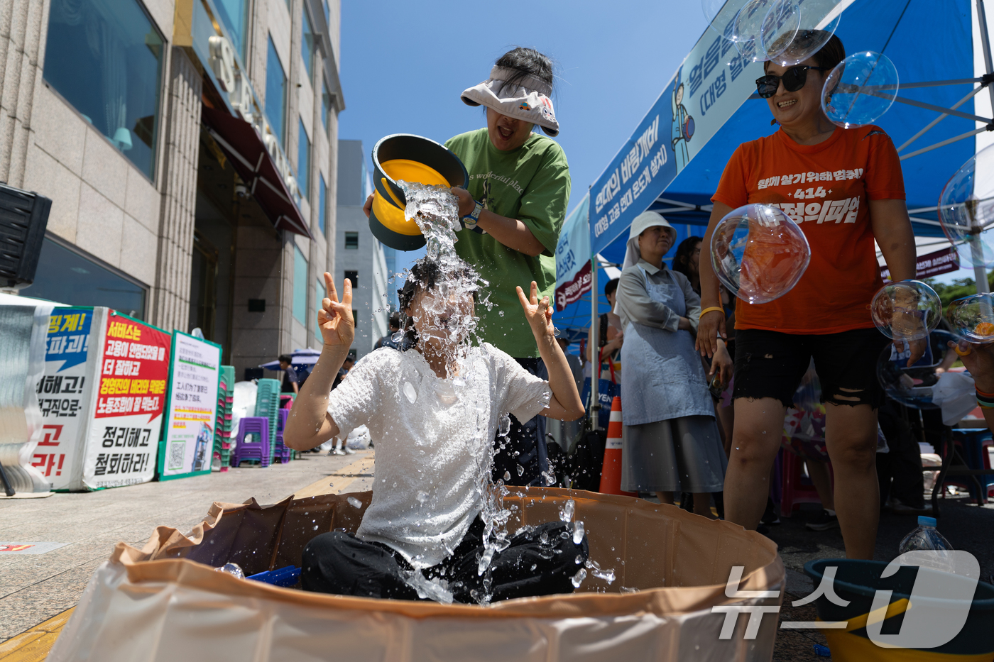 (서울=뉴스1) 이승배 기자 = 10일 오후 서울 중구 세종호텔 앞에서 정리해고 철회를 촉구하며 고공 농성을 이어가고 있는 고진수 관광레저산업노조 세종호텔 지부장과의 특별 연대 행 …