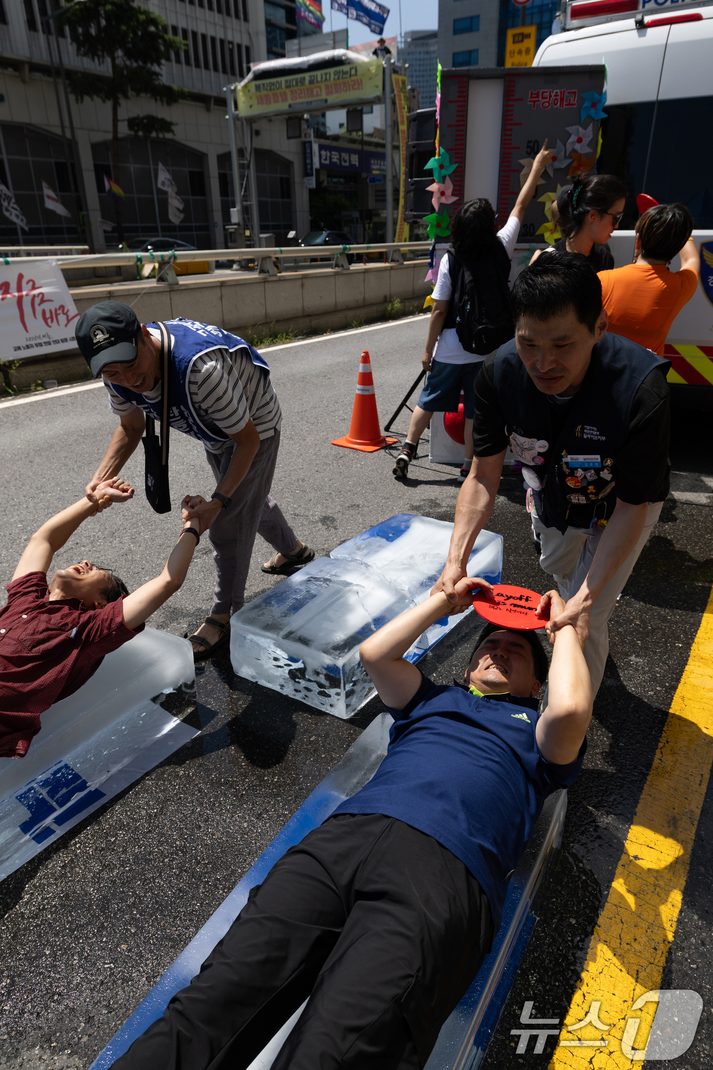 (서울=뉴스1) 이승배 기자 = 10일 오후 서울 중구 세종호텔 앞에서 열린 정리해고 철회를 촉구하며 고공 농성을 이어가고 있는 고진수 관광레저산업노조 세종호텔 지부장과의 특별 연 …