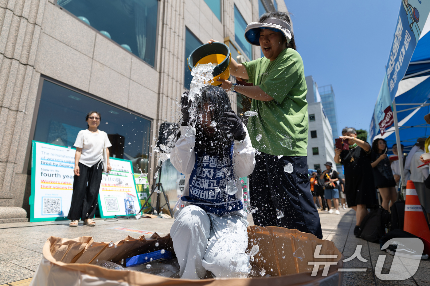 (서울=뉴스1) 이승배 기자 = 10일 오후 서울 중구 세종호텔 앞에서 열린 정리해고 철회를 촉구하며 고공 농성을 이어가고 있는 고진수 관광레저산업노조 세종호텔 지부장과의 특별 연 …