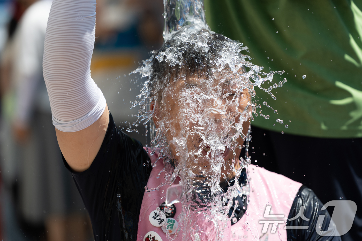 (서울=뉴스1) 이승배 기자 = 10일 오후 서울 중구 세종호텔 앞에서 열린 정리해고 철회를 촉구하며 고공 농성을 이어가고 있는 고진수 관광레저산업노조 세종호텔 지부장과의 특별 연 …