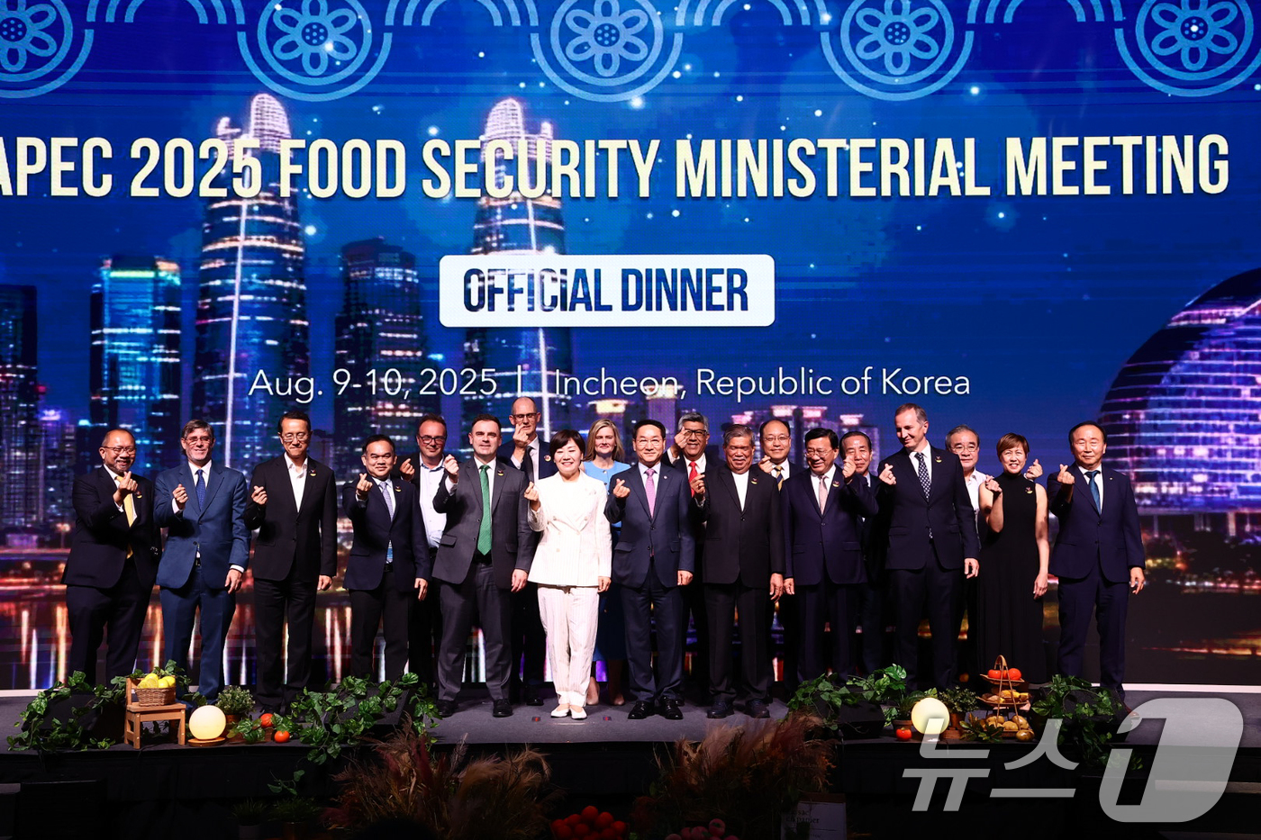 (서울=뉴스1) = 송미령 농림축산식품부 장관이 지난 9일 인천 영종도 파라다이스시티 호텔에서 열린 아시아태평양경제협력체(APEC) 식량안보 장관회의 공식 만찬에서 참석자들과 함께 …