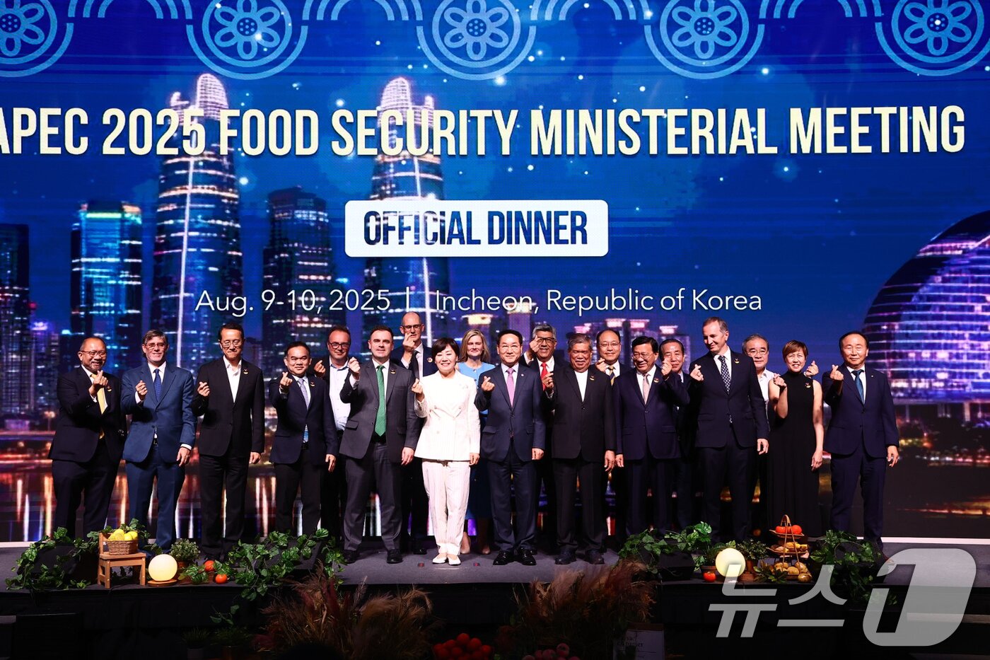 본문 이미지 - 송미령 농림축산식품부 장관이 지난 9일 인천 영종도 파라다이스시티 호텔에서 열린 아시아태평양경제협력체(APEC) 식량안보 장관회의 공식 만찬에서 참석자들과 함께 기념촬영을 하고 있다. (농림축산식품부 제공. 재판매 및 DB 금지) 2025.8.10/뉴스1