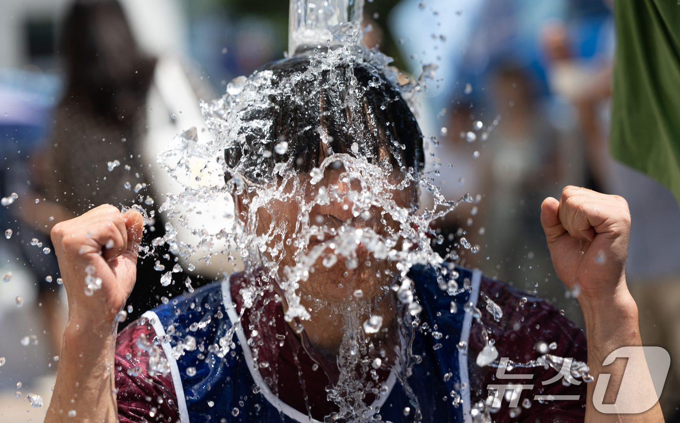 (서울=뉴스1) 이승배 기자 = 10일 오후 서울 중구 세종호텔 앞에서 정리해고 철회를 촉구하며 고공 농성을 이어가고 있는 고진수 관광레저산업노조 세종호텔 지부장과의 특별 연대 행 …