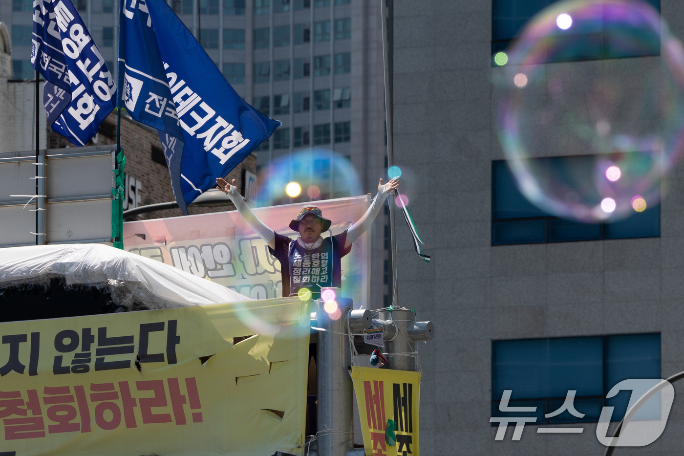 (서울=뉴스1) 이승배 기자 = 정리해고 철회를 촉구하며 고공 농성을 이어가고 있는 고진수 관광레저산업노조 세종호텔 지부장이 10일 오후 서울 중구 세종호텔 앞 구조물 고공농성장에 …