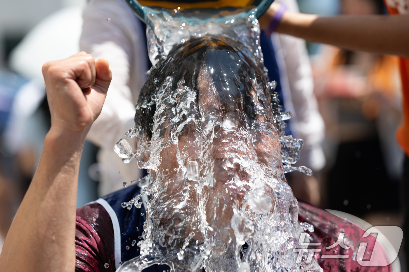 (서울=뉴스1) 이승배 기자 = 10일 오후 서울 중구 세종호텔 앞에서 정리해고 철회를 촉구하며 고공 농성을 이어가고 있는 고진수 관광레저산업노조 세종호텔 지부장과의 특별 연대 행 …