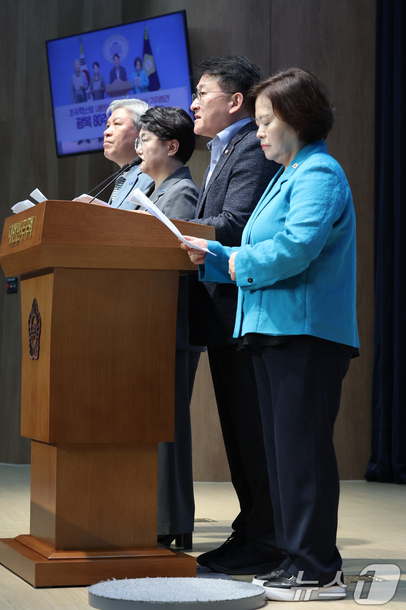 (서울=뉴스1) 안은나 기자 = 조국혁신당 김선민 대표 권한대행과 의원들이 10일 오후 서울 여의도 국회 소통관에서 '내란의 뿌리, 뉴라이트 인사 퇴진 촉구 기자회견'을 하고 있다 …
