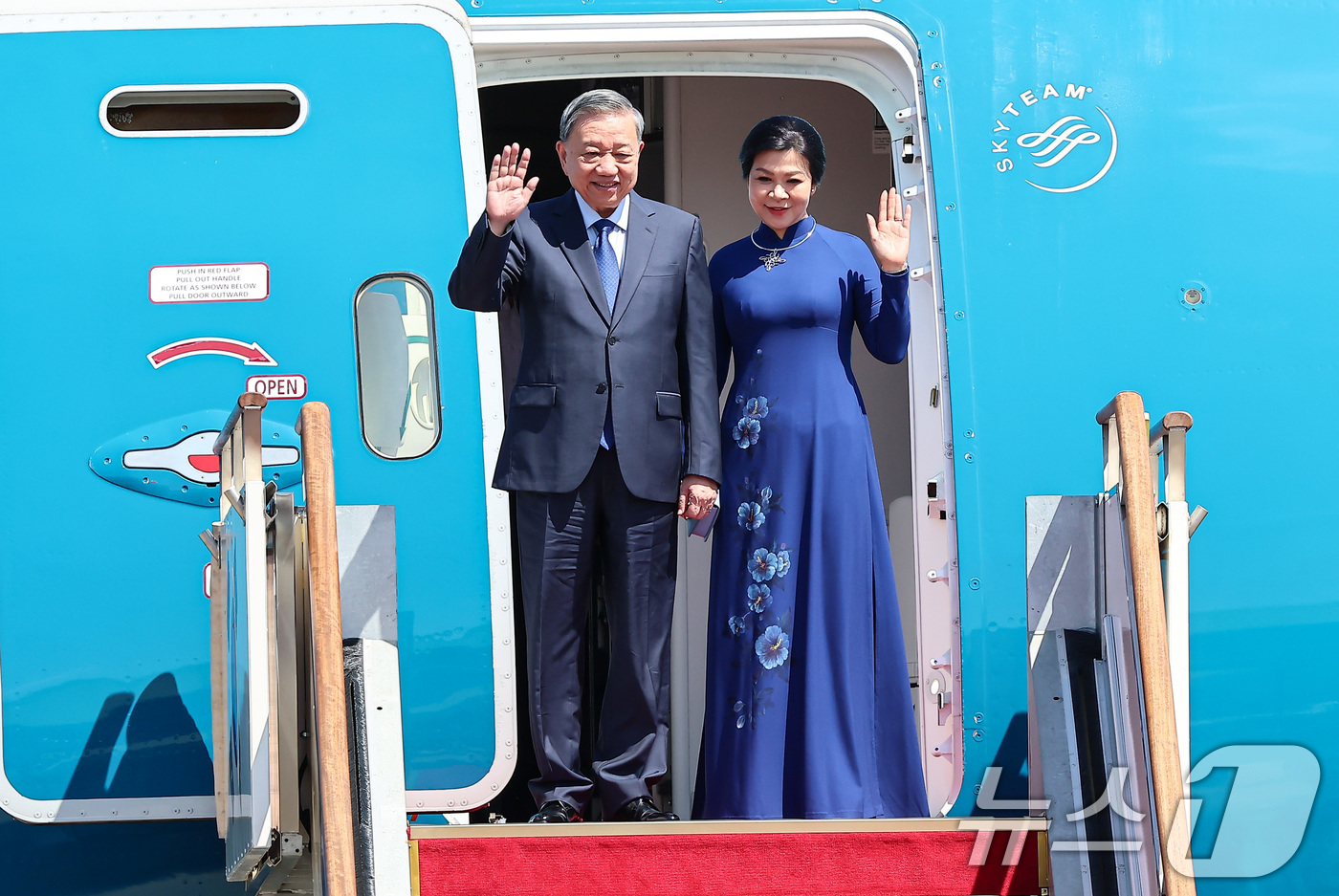 (성남=뉴스1) 김도우 기자 = 또 럼 베트남 공산당 서기장 내외가 10일 경기 성남시 서울공항을 통해 방한하고 있다. 2025.8.10/뉴스1