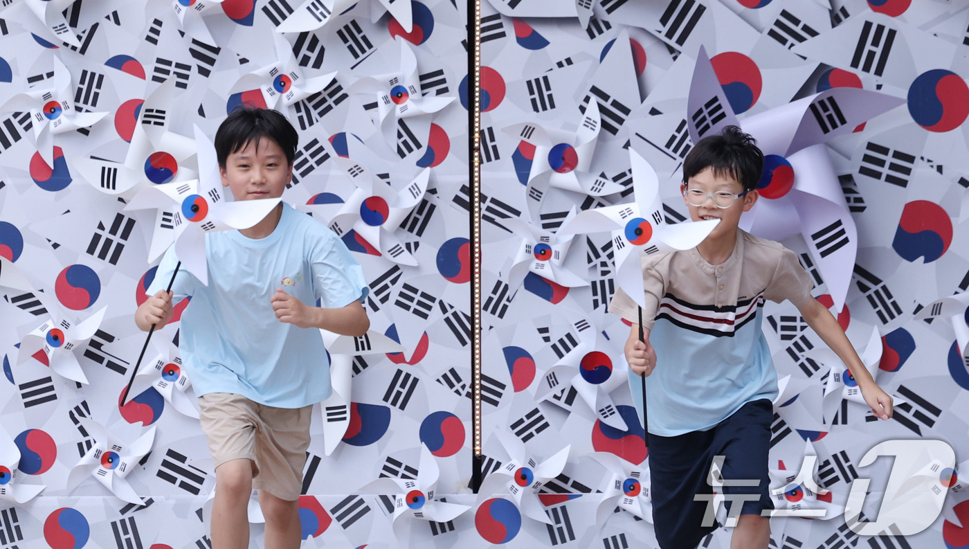 (서울=뉴스1) 박지혜 기자 = 제80주년 광복절을 앞둔 10일 서울 중구 서울도서관 입구에 조성된 태극기 언덕 앞에서 태극기 바람개비를 든 어린이들이 힘차게 달리고 있다.태극기 …