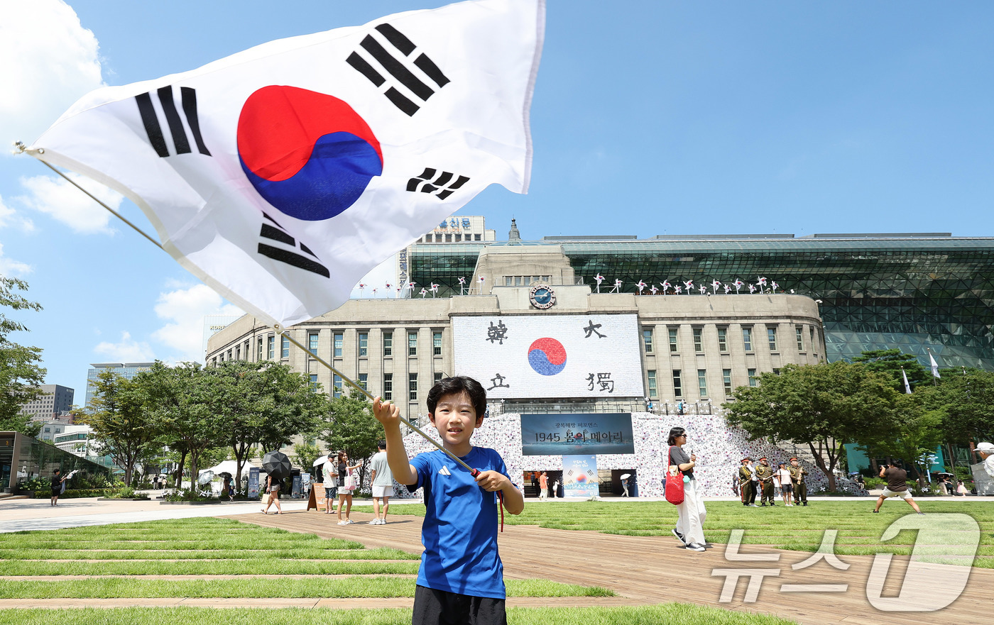 (서울=뉴스1) 박지혜 기자 = 제80주년 광복절을 앞둔 10일 서울 중구 서울도서관 입구에 조성된 태극기 언덕 앞에서 한 어린이가 태극기를 휘날리고 있다.태극기 언덕은 광복의 자 …