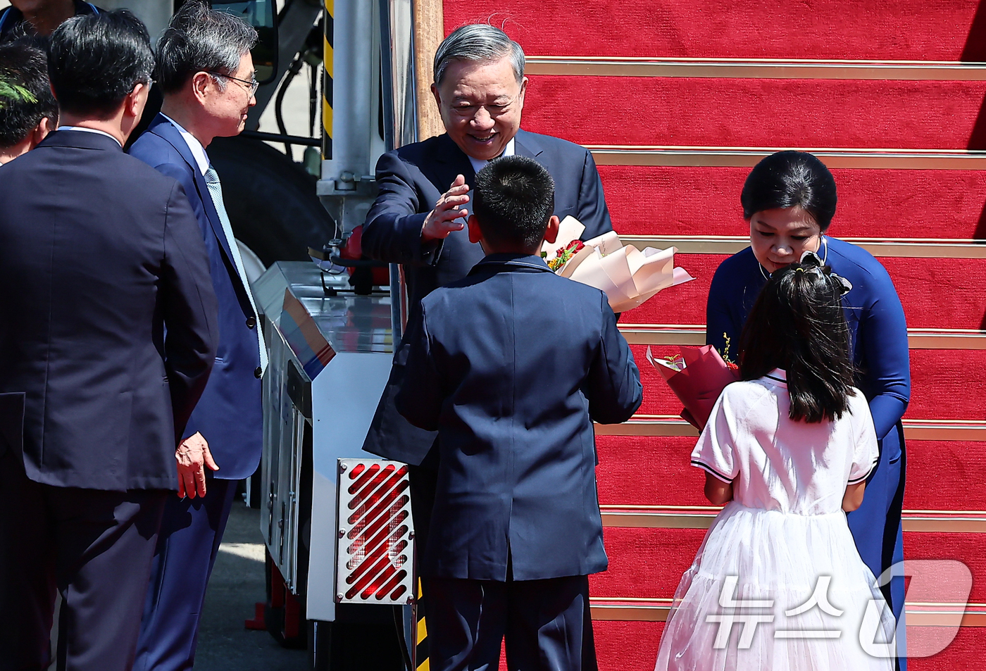 (성남=뉴스1) 김도우 기자 = 또 럼 베트남 공산당 서기장 내외가 10일 경기 성남시 서울공항을 통해 방한하고 있다. 2025.8.10/뉴스1