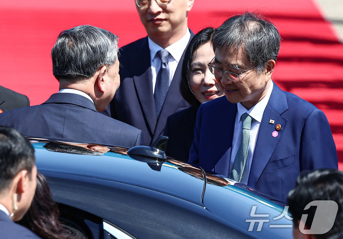 (성남=뉴스1) 김도우 기자 = 조현 외교부 장관이 10일 경기 성남시 서울공항을 통해 방한한 또 럼 베트남 공산당 서기장과 대화를 나누고 있다. 2025.8.10/뉴스1