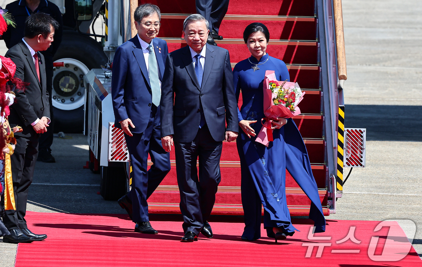 (성남=뉴스1) 김도우 기자 = 또 럼 베트남 공산당 서기장이 10일 경기 성남시 서울공항을 통해 방한해 조현 외교부 장관과 이동하고 있다. 2025.8.10/뉴스1