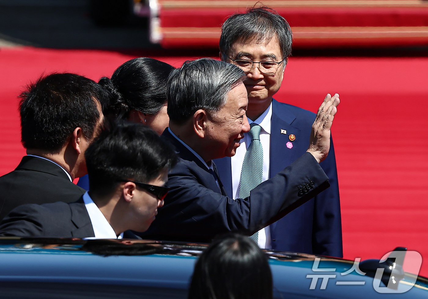 (성남=뉴스1) 김도우 기자 = 또 럼 베트남 공산당 서기장 내외가 10일 경기 성남시 서울공항을 통해 방한하고 있다. 2025.8.10/뉴스1