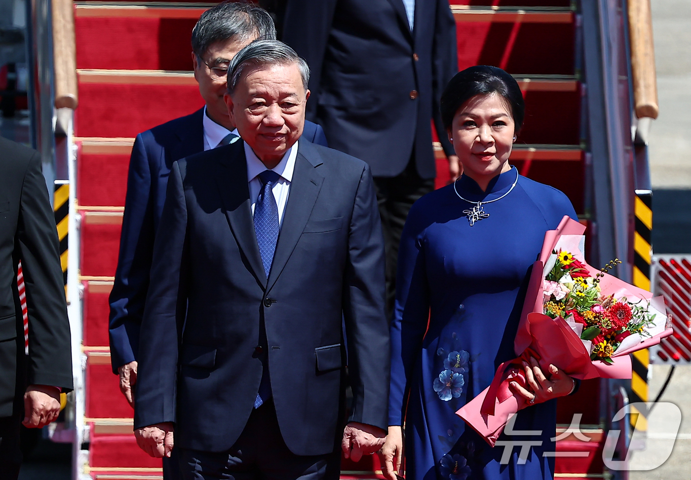 (성남=뉴스1) 김도우 기자 = 또 럼 베트남 공산당 서기장 내외가 10일 경기 성남시 서울공항을 통해 방한하고 있다. 2025.8.10/뉴스1