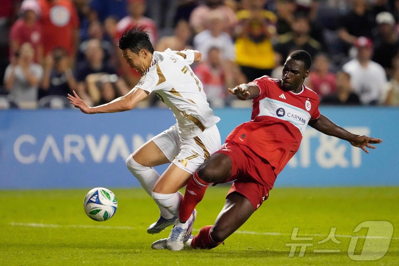 본문 이미지 - 손흥민&#40;로스앤젤레스 FC&#41;이 9일&#40;현지시간&#41; 미국 일리리노이주 브리지뷰의 시트깃 스타디움에서 열린 시카고 파이어와의 미국프로축구 메이저리그사커&#40;MLS&#41; 데뷔전에서 패트릭 맥더모트로 부터 파울을 얻어내고 있다. ⓒ AFP=뉴스1