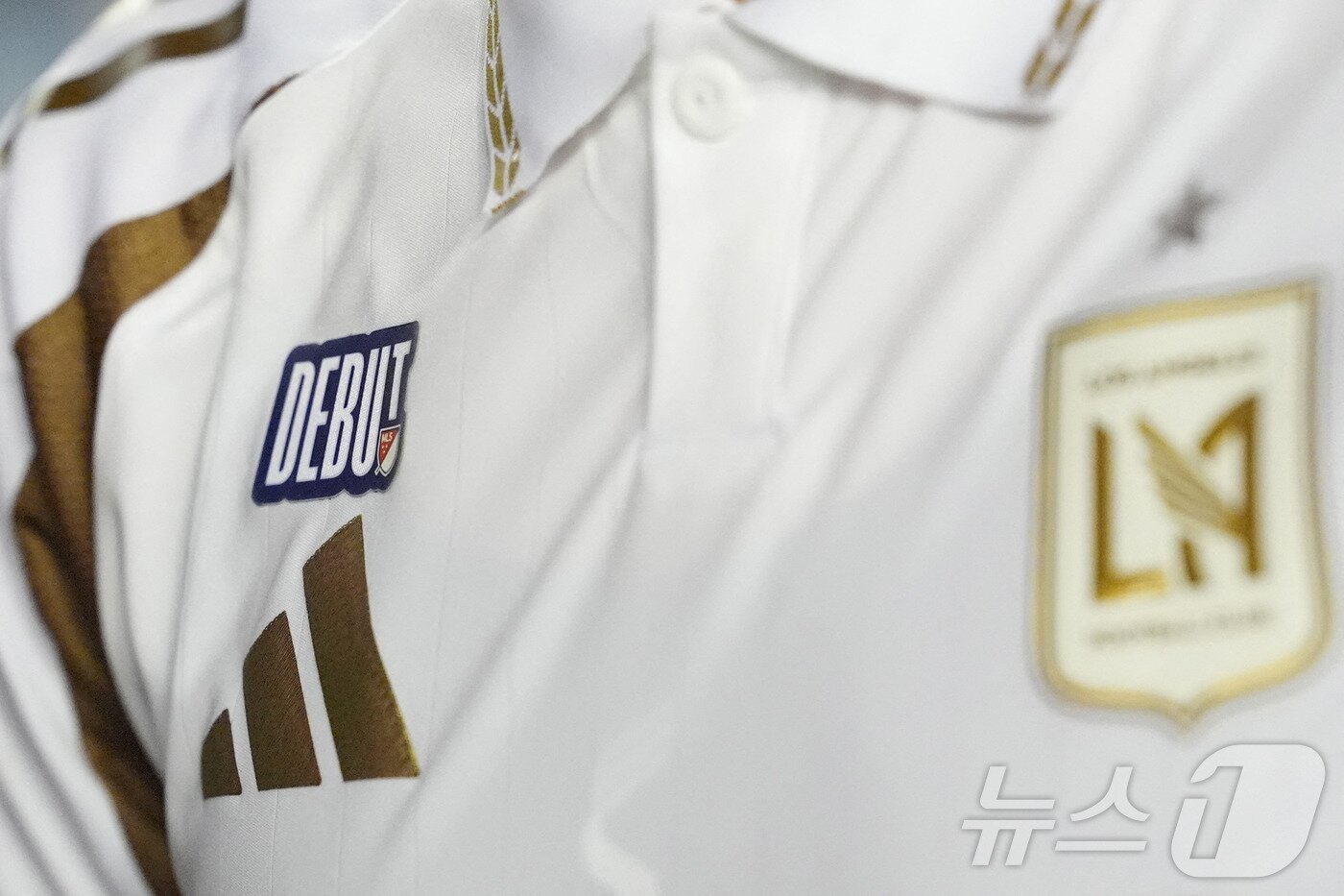 본문 이미지 - 손흥민&#40;로스앤젤레스 FC&#41;이 9일&#40;현지시간&#41; 미국 일리리노이주 브리지뷰의 시트깃 스타디움에서 열린 시카고 파이어와의 미국프로축구 메이저리그사커&#40;MLS&#41; 데뷔전에 &#39;데뷔&#39; 문구가 적힌 유니폼을 입고 있다.  ⓒ AFP=뉴스1
