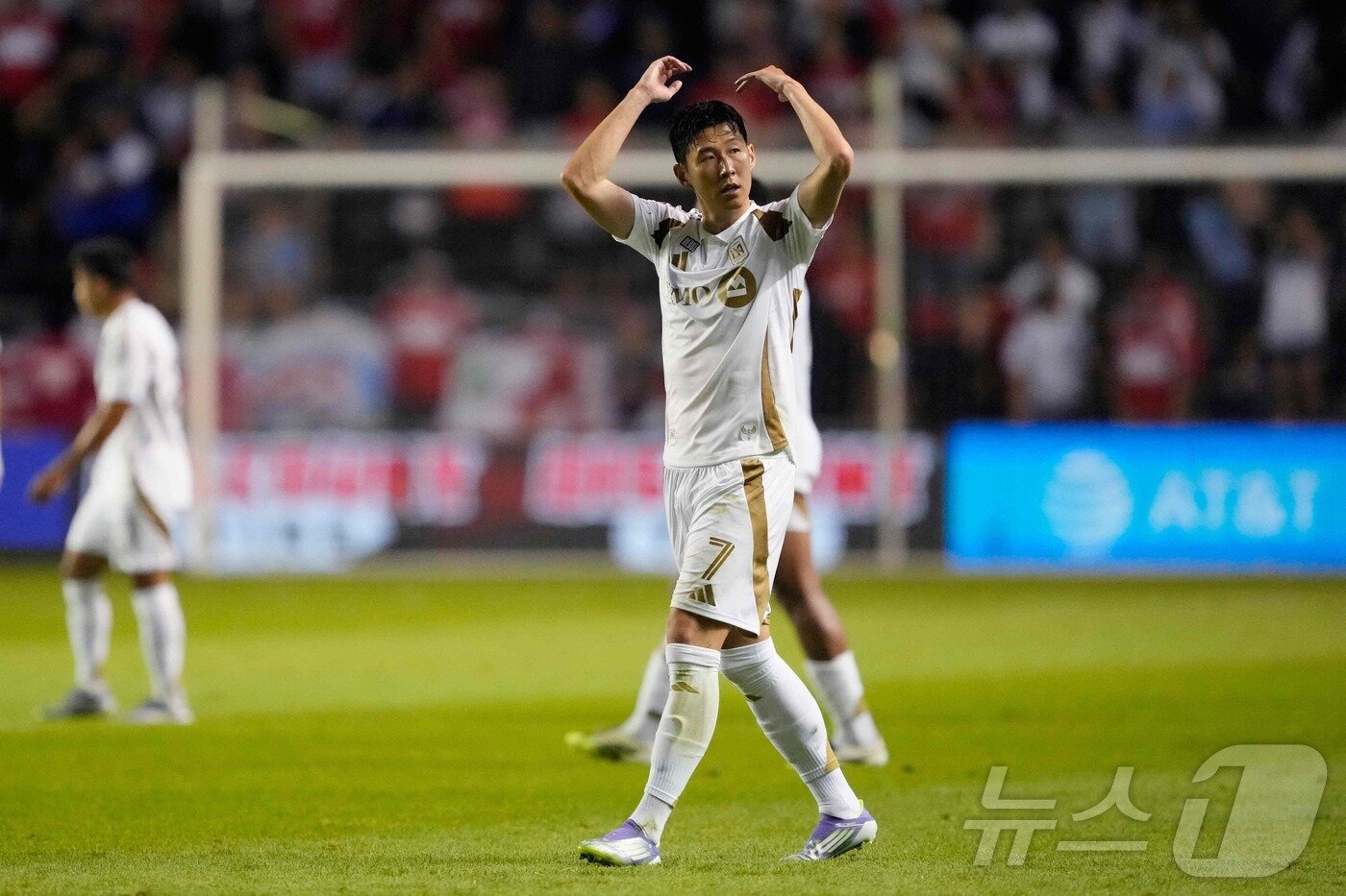 본문 이미지 - 손흥민&#40;로스앤젤레스 FC&#41;이 9일&#40;현지시간&#41; 미국 일리리노이주 브리지뷰의 시트깃 스타디움에서 열린 시카고 파이어와의 미국프로축구 메이저리그사커&#40;MLS&#41; 데뷔전에서 팬들에게 손짓을 하고 있다. ⓒ AFP=뉴스1