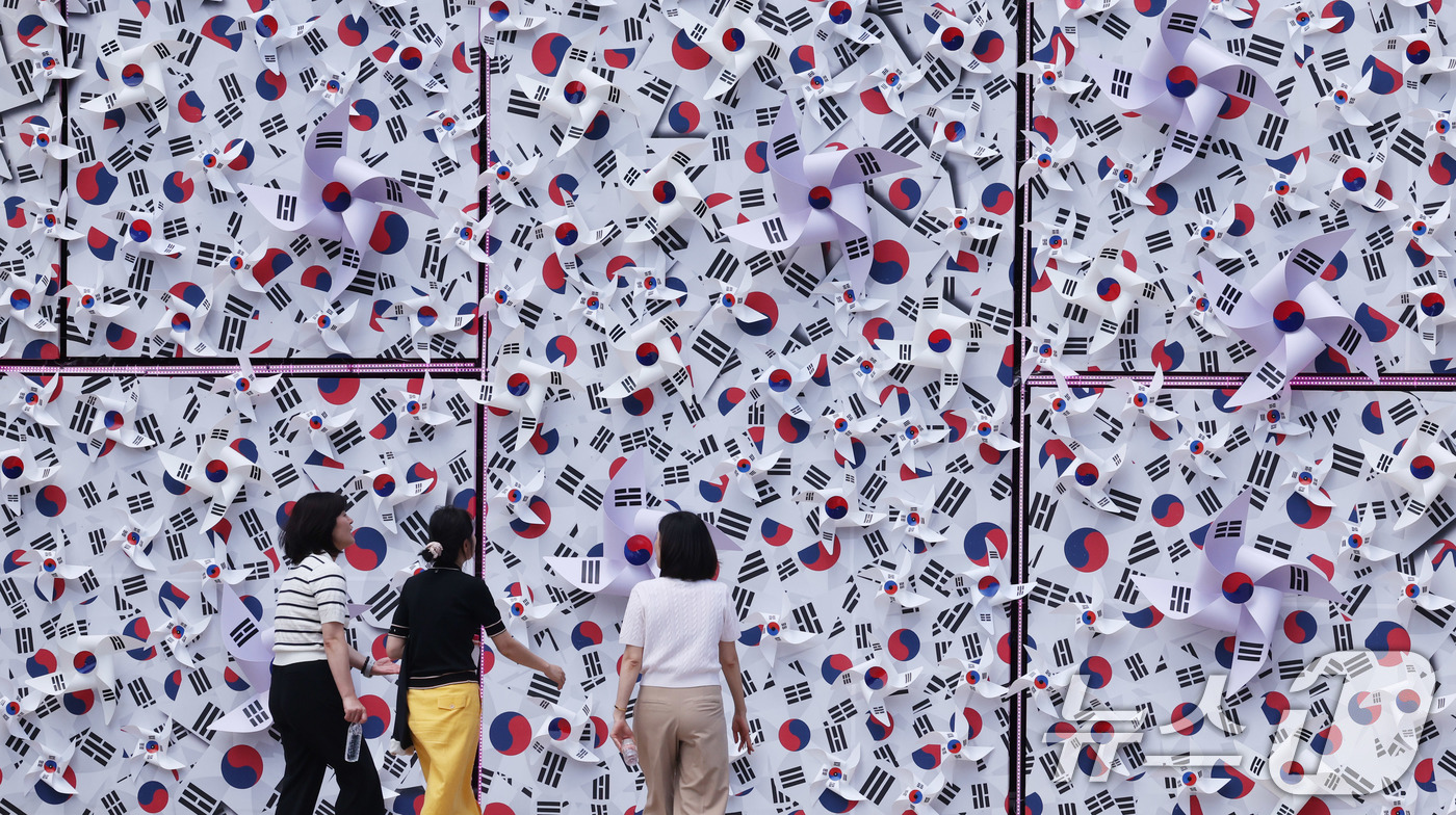 (서울=뉴스1) 박지혜 기자 = 제80주년 광복절을 앞둔 10일 서울 중구 서울도서관 입구에 태극기 언덕이 조성되어 있다.태극기 언덕은 광복의 자부심과 기쁨을 형상화한 작품으로 오 …