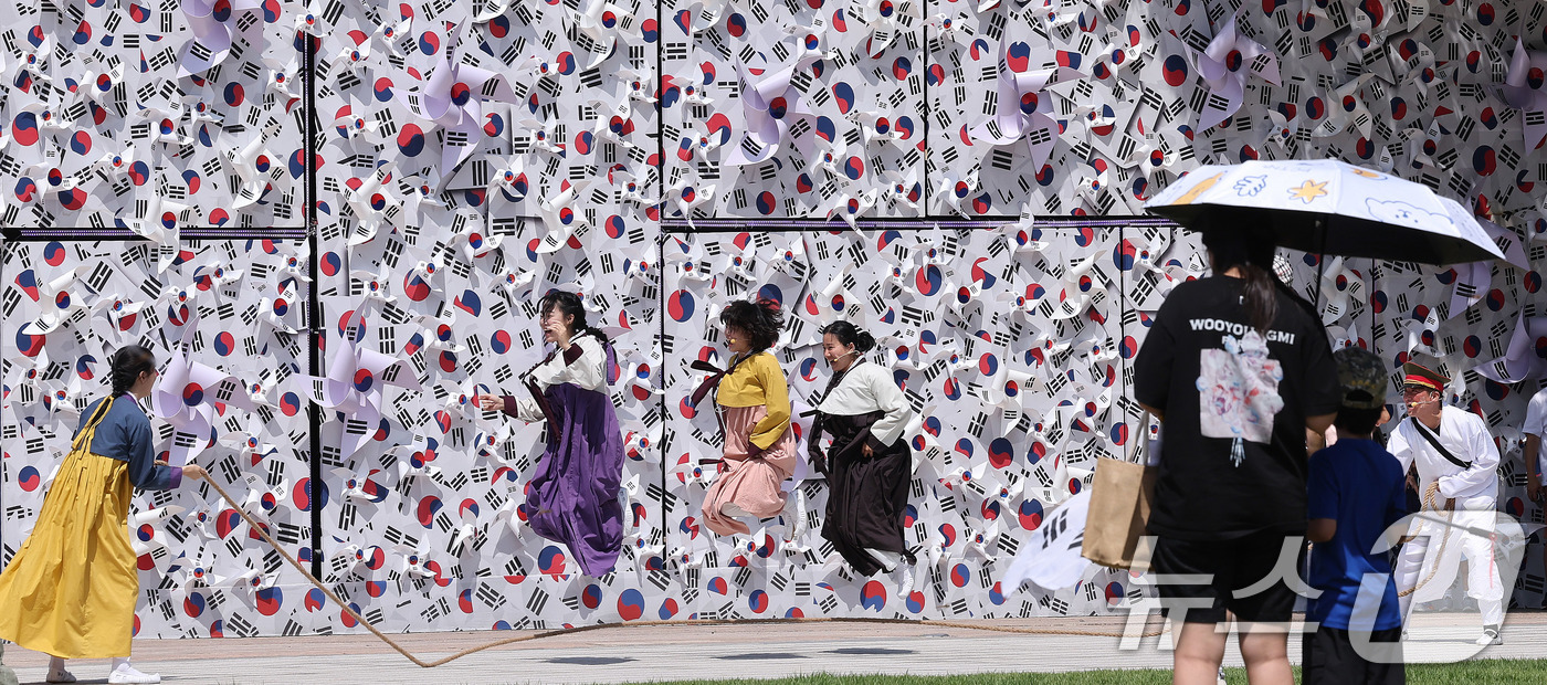 (서울=뉴스1) 박지혜 기자 = 제80주년 광복절을 앞둔 10일 서울 중구 서울도서관 입구에 조성된 태극기 언덕 앞에서 광복해방 퍼포먼스가 진행되고 있다.태극기 언덕은 광복의 자부 …