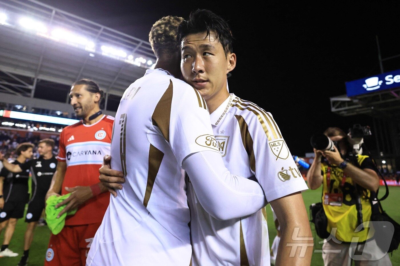 본문 이미지 - 손흥민&#40;로스앤젤레스 FC&#41;이 9일&#40;현지시간&#41; 미국 일리리노이주 브리지뷰의 시트깃 스타디움에서 열린 시카고 파이어와의 미국프로축구 메이저리그사커&#40;MLS&#41; 데뷔전을 마치고 선수들을 격려하고 있다. ⓒ AFP=뉴스1