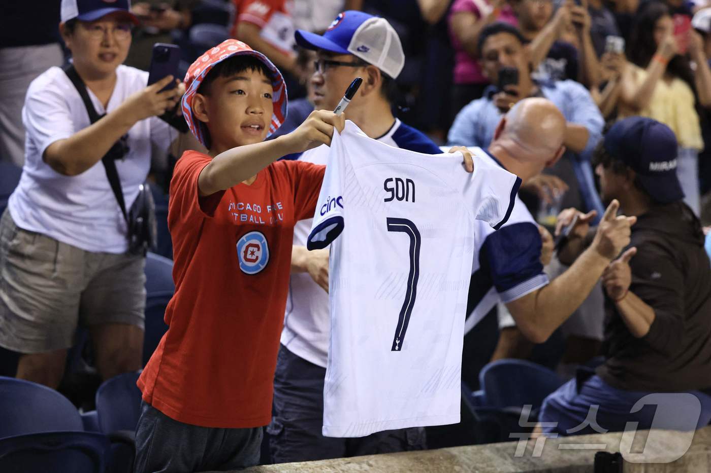 본문 이미지 -  9일&#40;현지시간&#41; 미국 일리리노이주 브리지뷰의 시트깃 스타디움에서 열린 로스앤젤레스 FC와 시카고 파이어와의 미국프로축구 메이저리그사커&#40;MLS&#41; 경기에서 한 어린이가 손흥민의 유니폼을 들고 응원하고 있다. ⓒ AFP=뉴스1