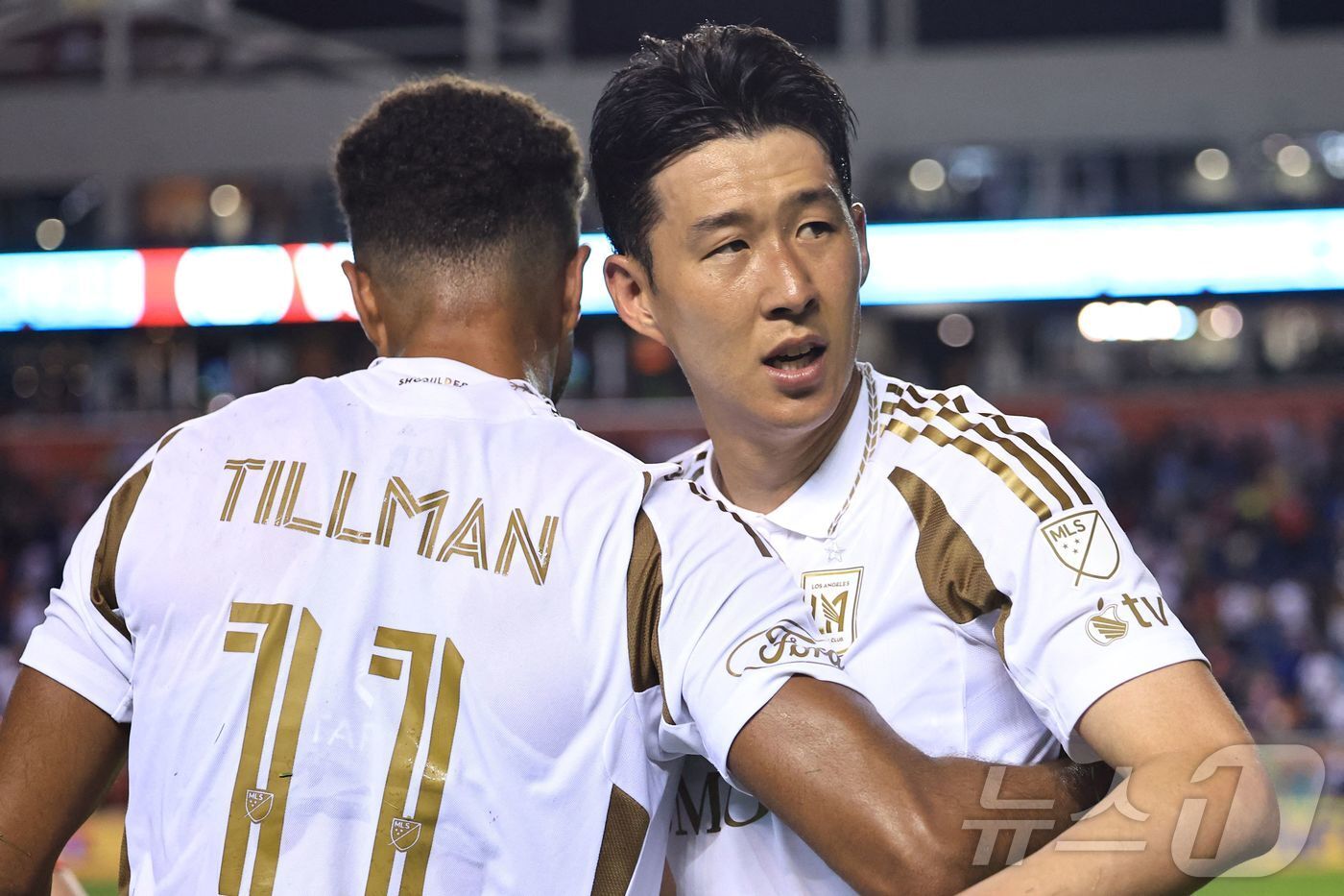 본문 이미지 - 손흥민&#40;로스앤젤레스 FC&#41;이 9일&#40;현지시간&#41; 미국 일리리노이주 브리지뷰의 시트깃 스타디움에서 열린 시카고 파이어와의 미국프로축구 메이저리그사커&#40;MLS&#41; 데뷔전을 마치고 티모시 틸먼과 대화를 하고 있다.ⓒ AFP=뉴스1
