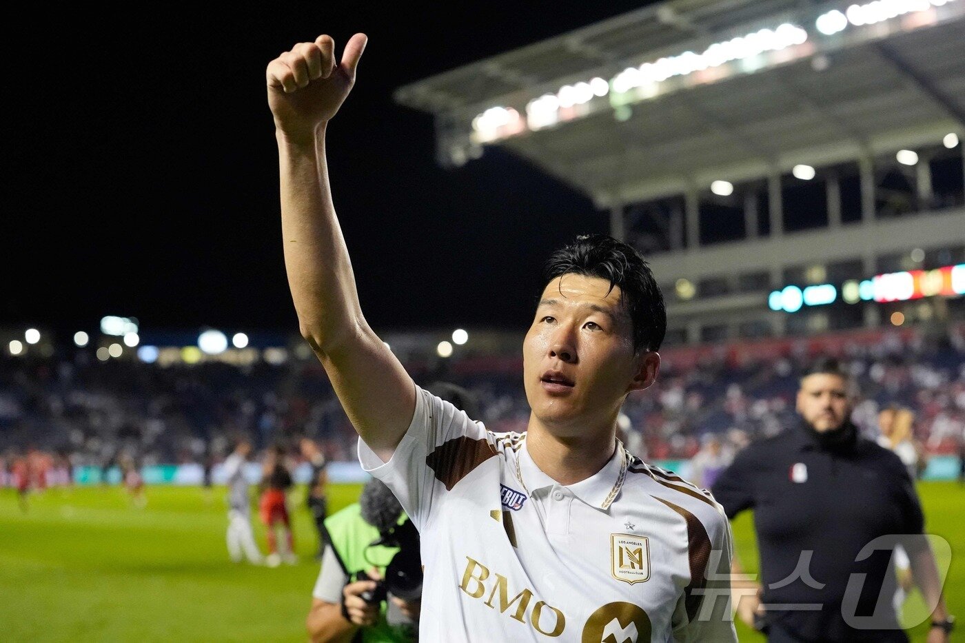 본문 이미지 - 손흥민&#40;로스앤젤레스 FC&#41;이 9일&#40;현지시간&#41; 미국 일리리노이주 브리지뷰의 시트깃 스타디움에서 열린 시카고 파이어와의 미국프로축구 메이저리그사커&#40;MLS&#41; 데뷔전을 마치고 팬들에게 인사하고 있다. ⓒ AFP=뉴스1