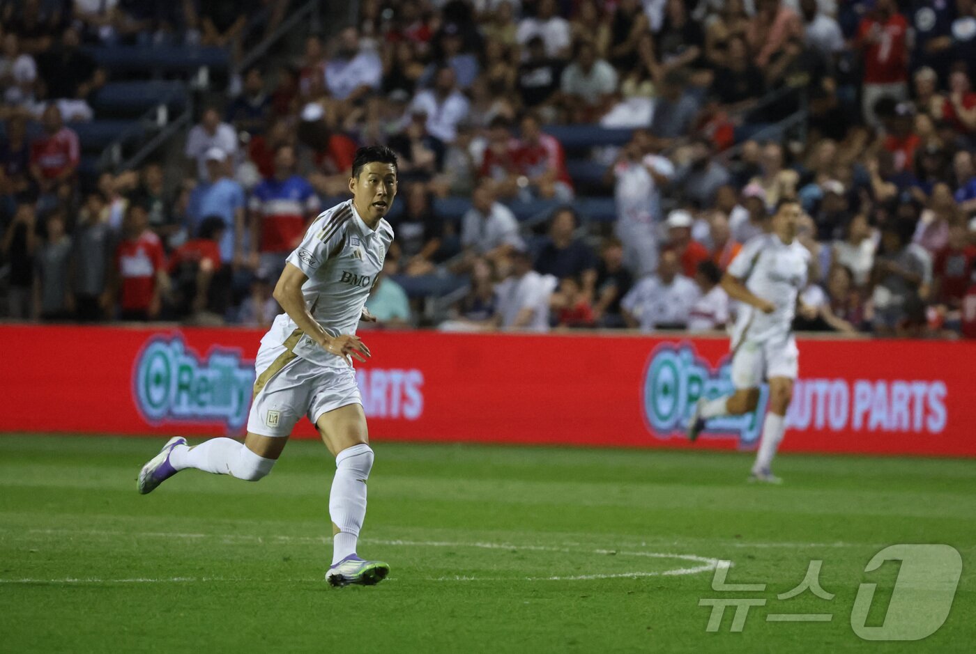 본문 이미지 - MLS 데뷔전을 치른 손흥민&#40;왼쪽&#41; ⓒ 로이터=뉴스1