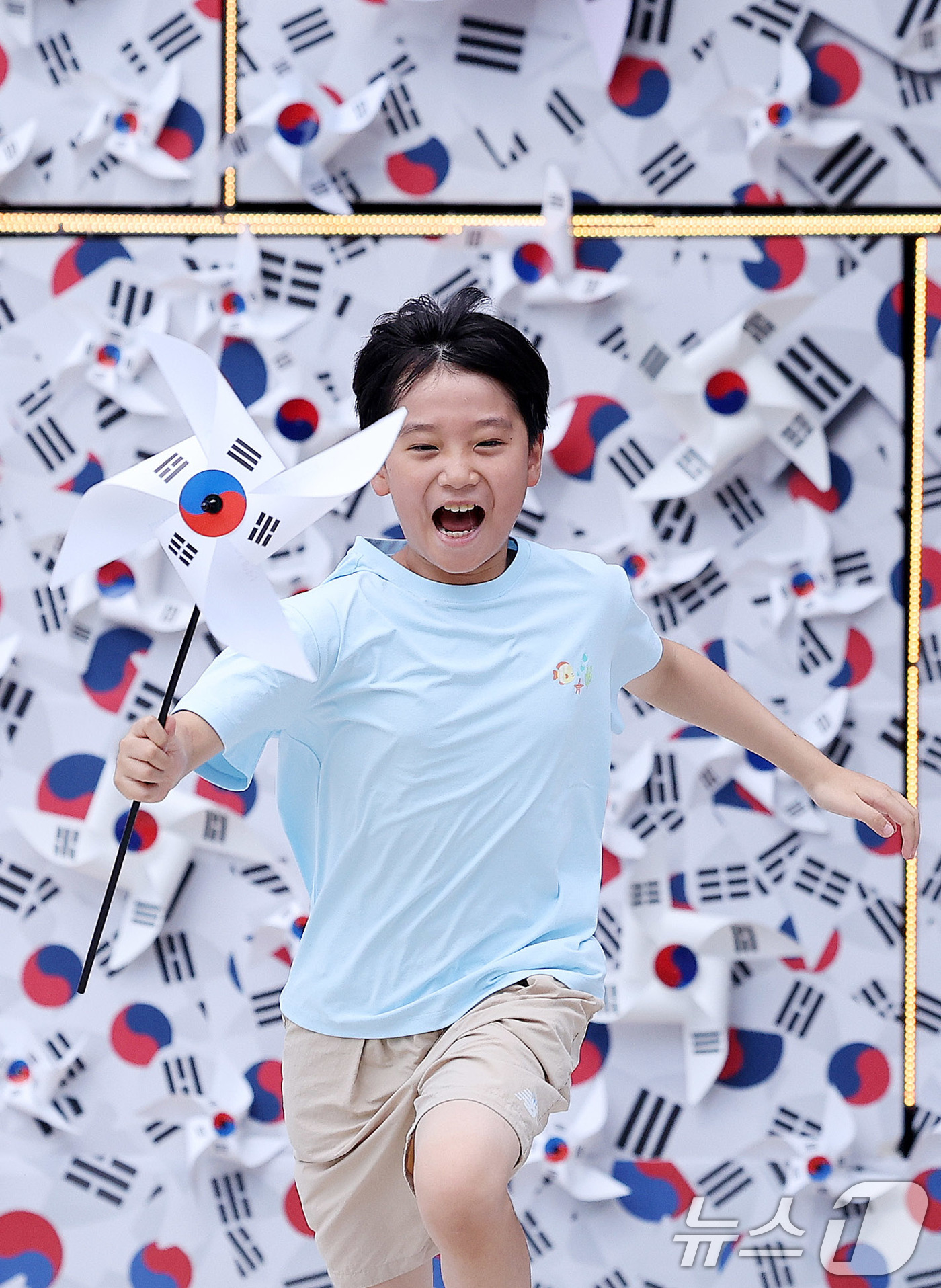 (서울=뉴스1) 박지혜 기자 = 제80주년 광복절을 앞둔 10일 서울 중구 서울도서관 입구에 조성된 태극기 언덕 앞에서 태극기 바람개비를 든 어린이가 힘차게 달리고 있다.태극기 언 …